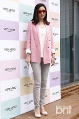 组图：金莎朗秀智等戴墨镜出席活动 秀性感美腿