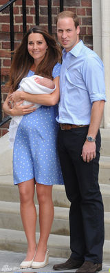 组图：凯特王妃威廉王子抱皇家新生儿亮相