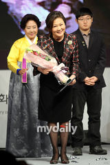 组图：SJ始源与BB太阳获大众文化奖 台上亲热拥抱