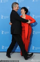 组图：《罗丹的情人》发布 比诺什红装搞怪