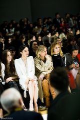 组图：秦岚深V西装巴黎看秀 剑眉红唇英气十足