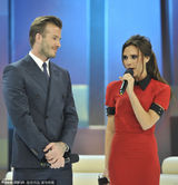 组图：贝克汉姆与辣妹做客央视 恩爱牵手摸腿