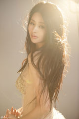 组图：颖儿阳光写真曝光 瘦身成功展露女人味