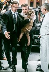 组图：小贝抱女撑场贝嫂时装秀 奶爸范温馨有爱