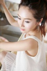 组图：王澜霏变身性感天使 唯美纯白演绎优雅