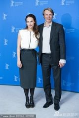 组图：《皇室风流史》发布会 女星维坎德捧花清丽