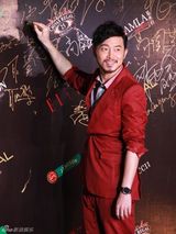 组图：沙溢红衣亮相华谊之夜 透露下月当父亲