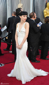 高清组图：奥斯卡红毯鲁妮-玛拉白裙圣洁