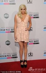 组图：钱妞Ke$Ha白色镂空裙亮相红毯 妆容清丽