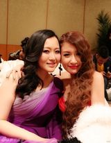 组图：孙敬媛低胸红裙亮相秀场 香肩美腿性感