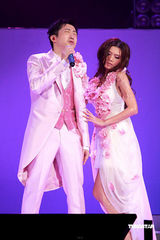 幻灯：庾澄庆个唱张学友助阵 与周秀娜贴身热舞