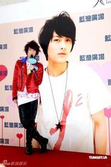 幻灯组图：棒棒堂为粉丝化妆 王子曾险遭粉丝强吻