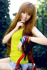 组图：卫薇儿新写真上演美腿控 秀夏日小清新