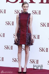 组图：汤唯林秀晶李妍熙出席活动同穿红裙斗艳