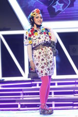 组图：hold住姐说相声造型似芙蓉 坦言多人追求