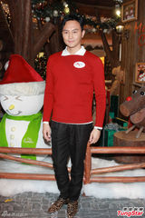 组图：张智霖表演变花束魔术 圣诞享家庭乐趣