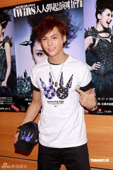 幻灯图集：Twins为个唱彩排 陈伟霆容祖儿探望加油