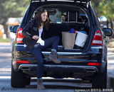 组图：詹妮弗-加纳带爱女出街与媒体玩互拍