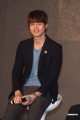 组图：韩星李东旭首度访台 粉丝见面会展亲切