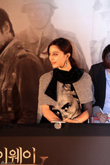 组图：《登陆》釜山见面会 张东健范冰冰等亮相