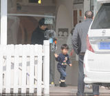 组图：孙俪挺大肚带儿子现身早教中心