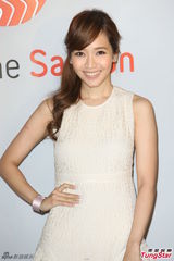 组图：侯佩岑白色长裙亮相 笑容优雅气质甜美