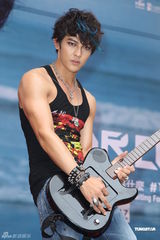 组图：汪东城摇滚风会歌迷 否认与炎亚纶有心结