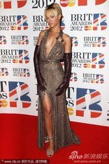 组图：第32届全英音乐奖 蕾哈娜深V露背秀美腿