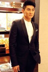 组图：吴奇隆出席活动人气爆棚 心情大好玩街拍