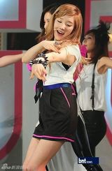 组图：泰蒂徐出演音乐节目《冠军秀》展热情舞台