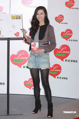 高清：李嘉欣美丽亮相 称不急要孩子