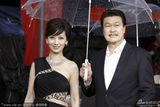 组图：赵雅芝黄锦燊夫妇恩爱亮相电影节红毯
