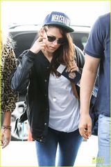 组图：暮光女现身机场一路黑面 帕丁森传新恋情