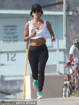 组图：伊娃背心紧身裤亮相 跑步锻炼秀身材