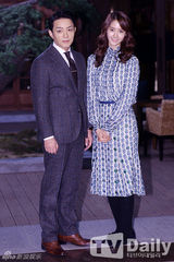 组图：允儿亮相《总理和我》公开拍摄笑颜如花