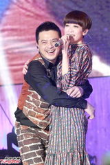 组图：黄耀明陈珊妮合唱 亲密揽抱毫不避忌