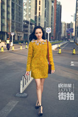 明星爱街拍：陈乔恩化身俏丽OL 穿早春装秀美腿