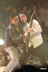 组图：太极乐队红馆开唱 林子祥谭咏麟助阵