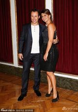 组图：《裁判》威尼斯首映 男星阿科斯帅气亮相