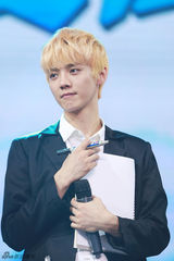 组图：EXO录制节目 12个大男孩儿既帅且萌