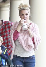 组图：布兰妮不舍小甜甜称号 粉罩衫扮嫩吃甜品