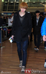 组图：韩团EXO-M与INFINITE赴菲律宾亮相机场