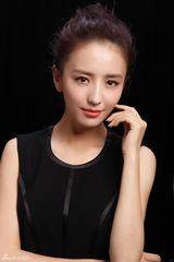 组图：佟丽娅静默写真眼神沉静动人