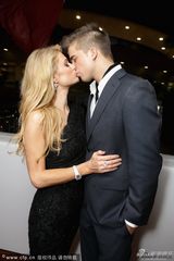 组图：帕丽斯-希尔顿与男友当众热吻秀恩爱