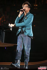 组图：伦永亮演唱会尾场 即兴拉叶德娴上台合唱