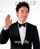 组图：韩国演员严泰雄举行婚礼发布会幸福大笑