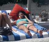 组图：赛琳娜泳池边秀比基尼 电话粥煲不停