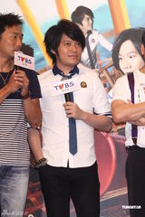 组图：五月天献爱心助学贫困孩童