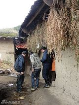 幻灯：田亮四川慰问贫困儿童 雷锋叔叔受孩子欢迎