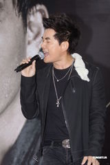 组图：任贤齐携新专辑《不信邪》开唱吸引歌迷 